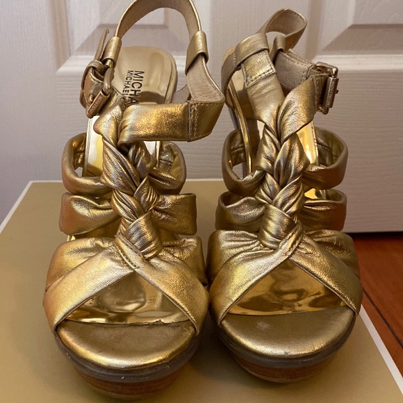 7.5 gold Micheal Kors platform sandal - Picture 1 of 5